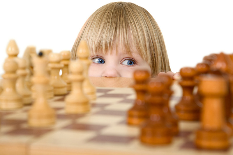 ребенок хочет играть в шахматы